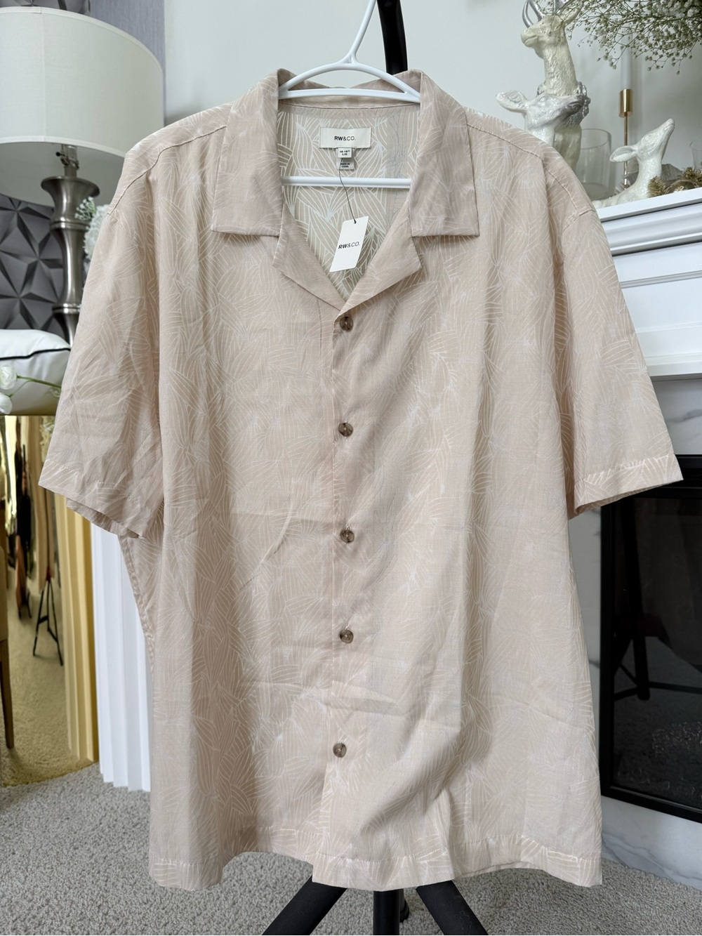 NWT RW&CO. Men’s Printed Short-Sleeve Resort Shirt - Beige Palm - Size Large